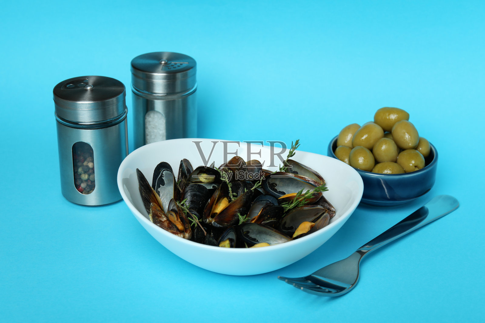 蓝色背景的贻贝美味食物的概念照片摄影图片