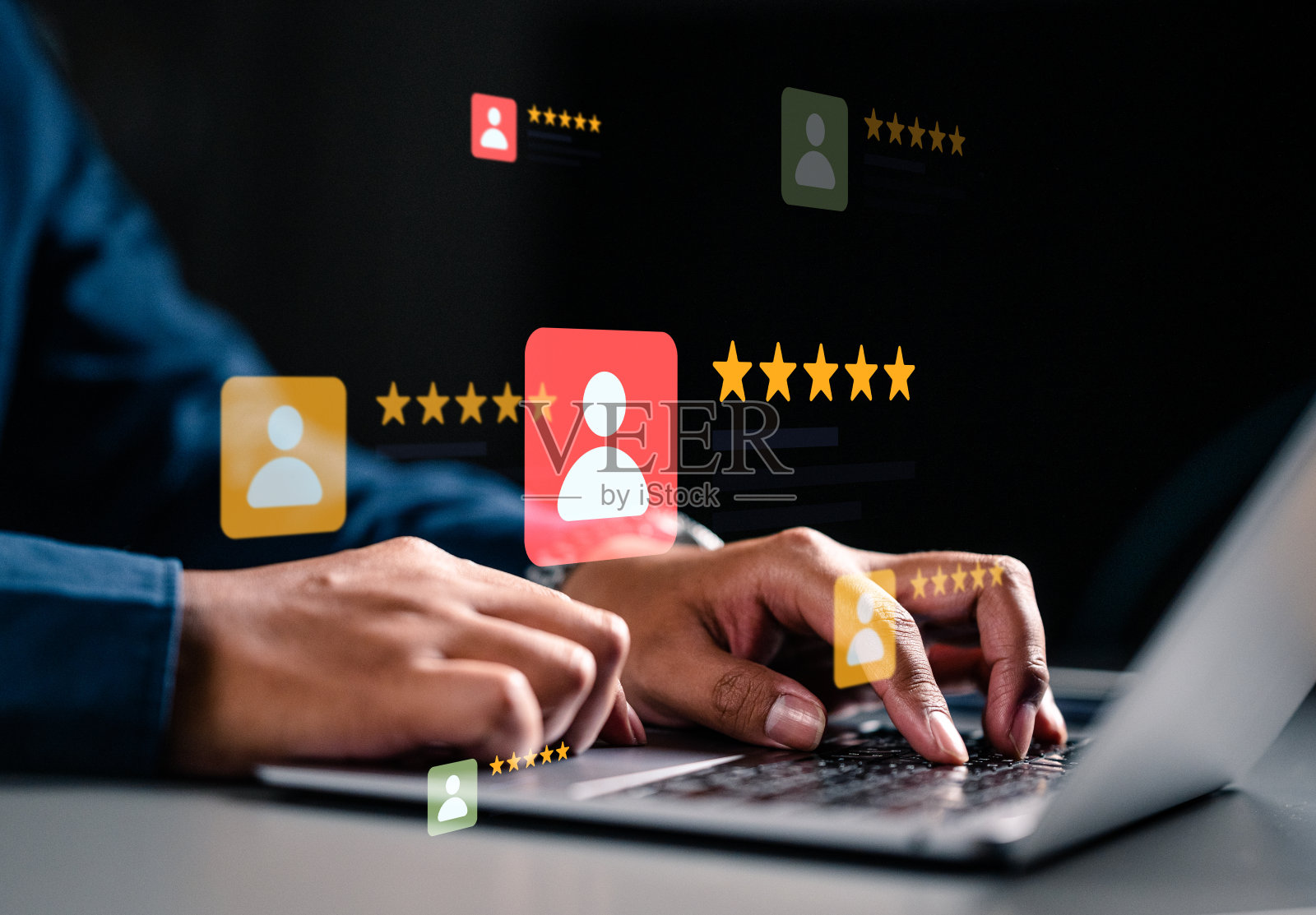 输入键盘查看客户反馈和评论。用户体验很重要。照片摄影图片