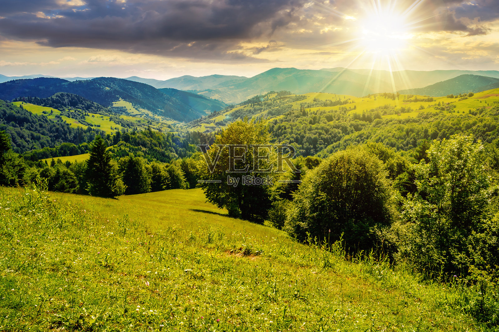 日落时的夏日山景照片摄影图片
