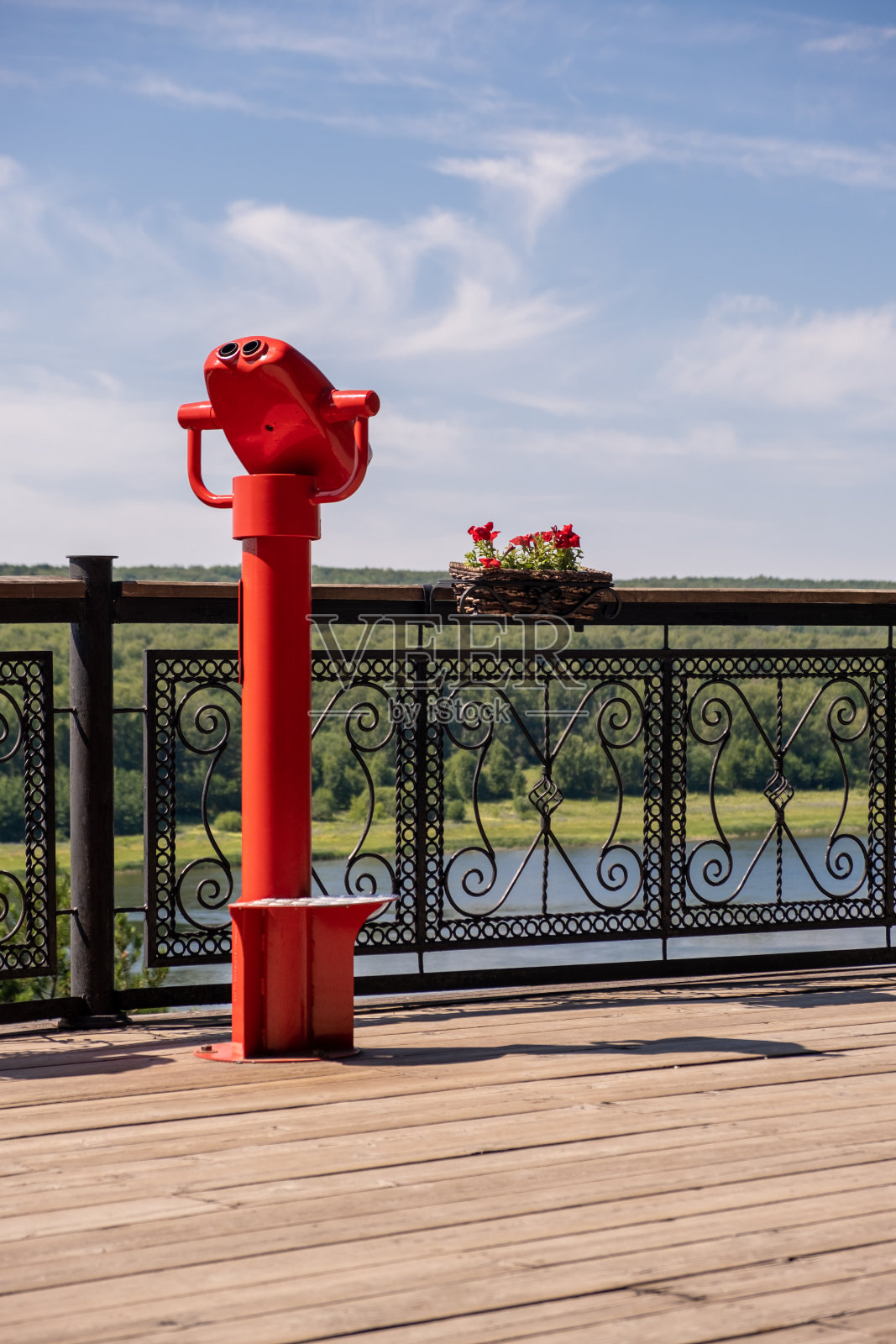 夏季河岸上的公共固定双筒望远镜照片摄影图片