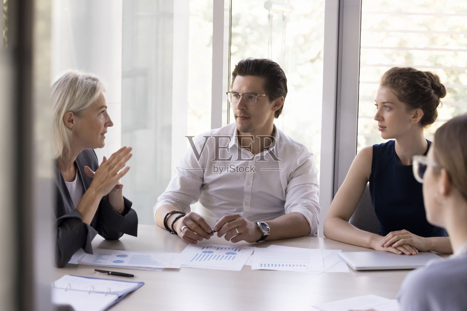 自信的公司高管、女老板与员工交谈照片摄影图片