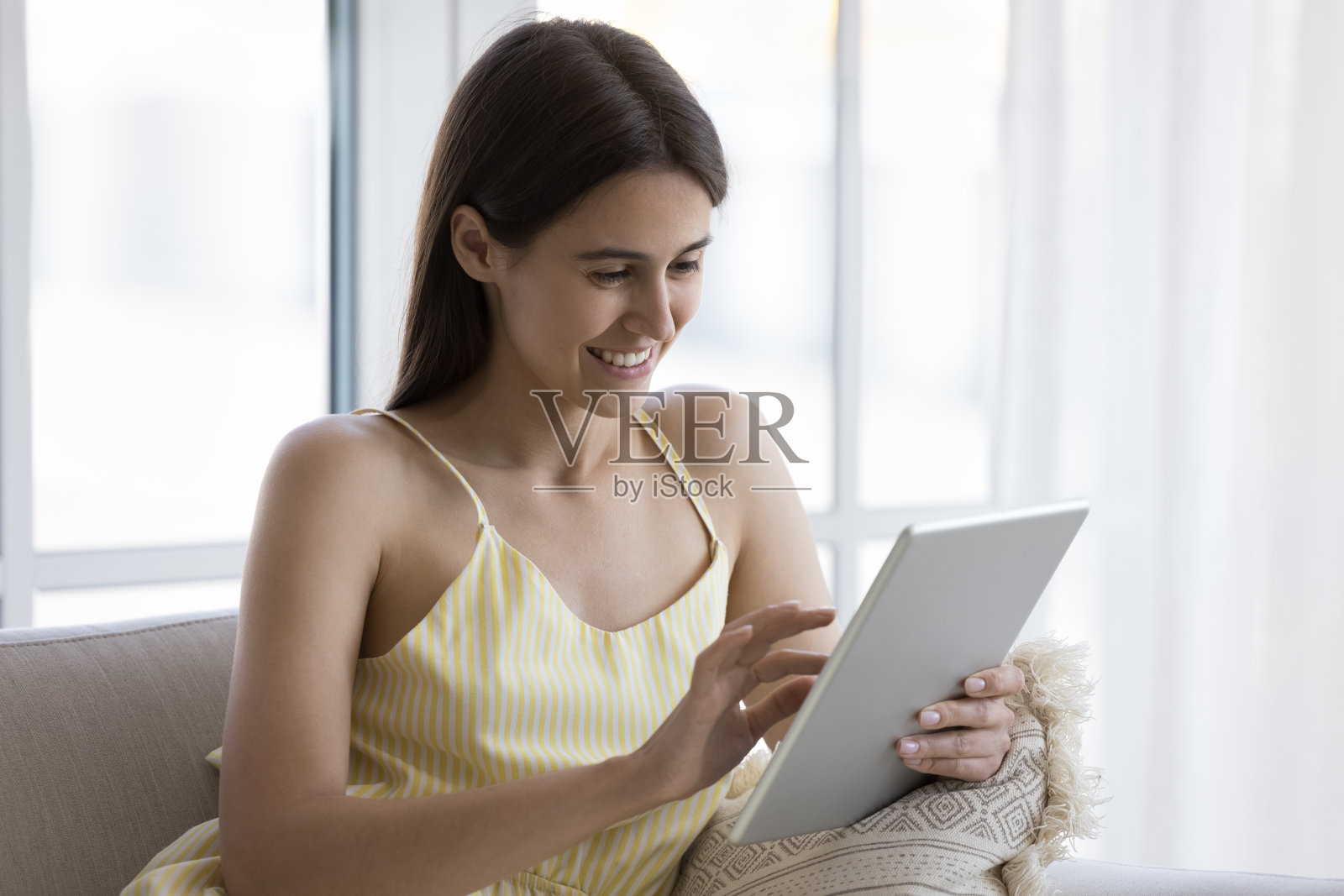 快乐年轻的成年女孩使用在线服务，申请照片摄影图片