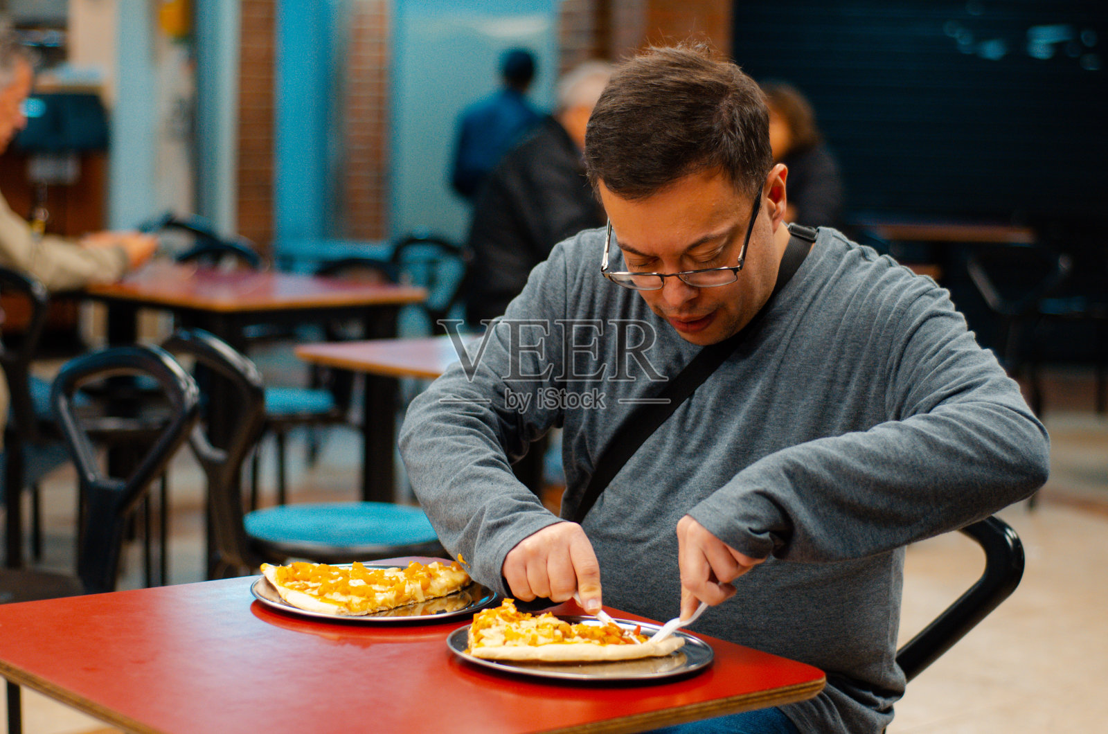 吃披萨的中年男子照片摄影图片