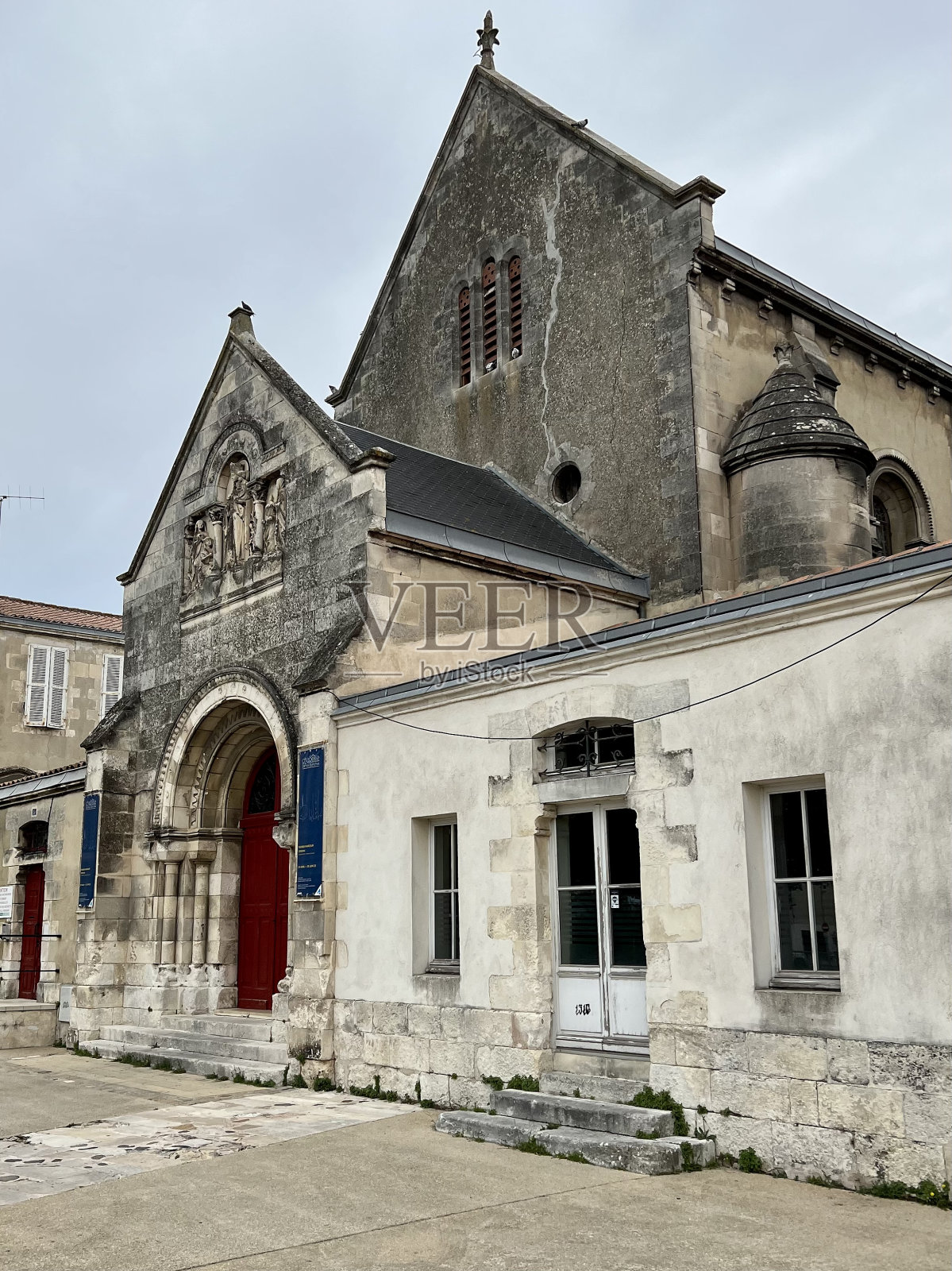 拉罗谢尔街的拉罗谢尔白女士教堂-法国照片摄影图片