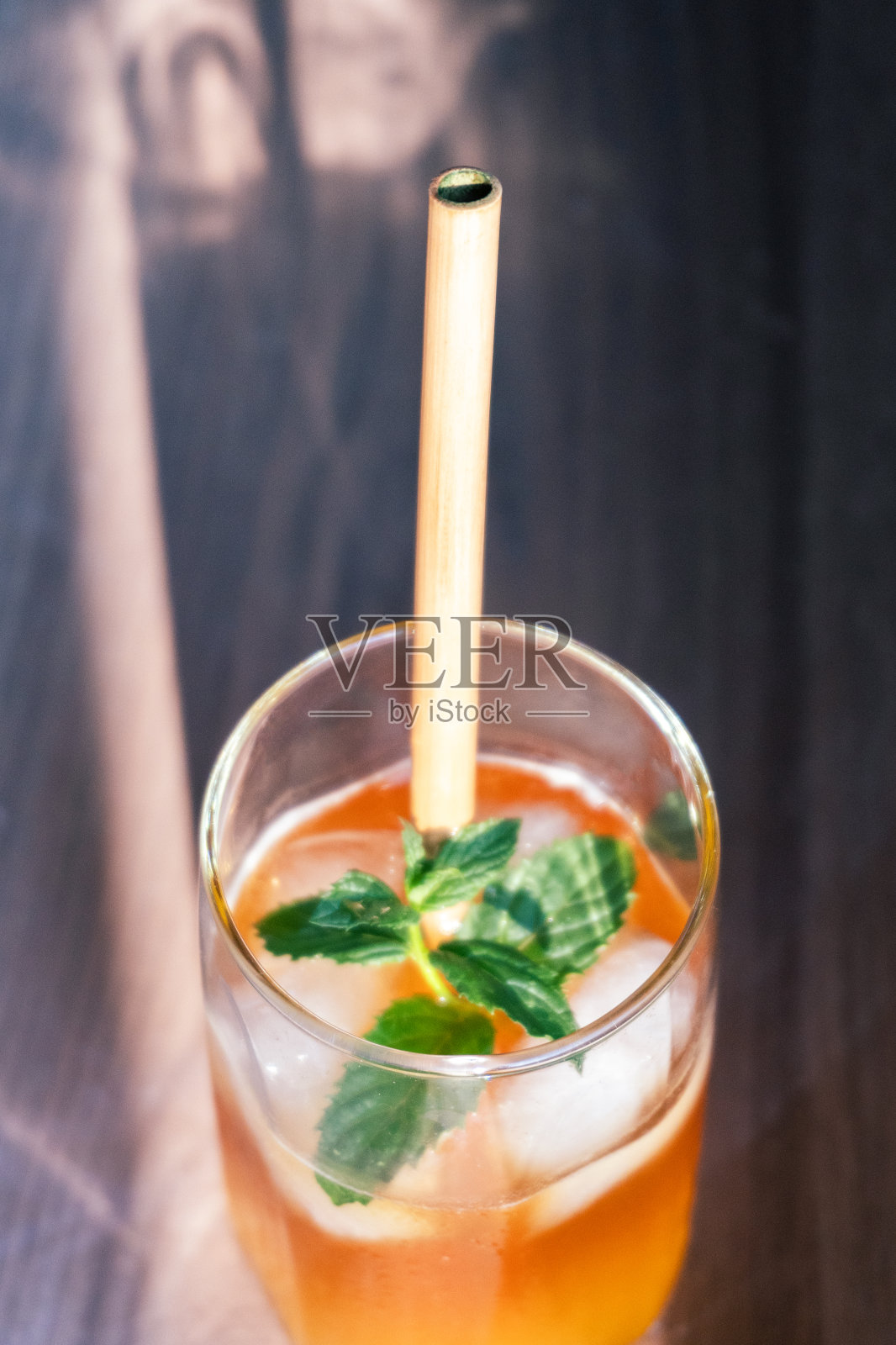 建设绿色可持续发展的世界;用竹吸管代替塑料吸管!照片摄影图片