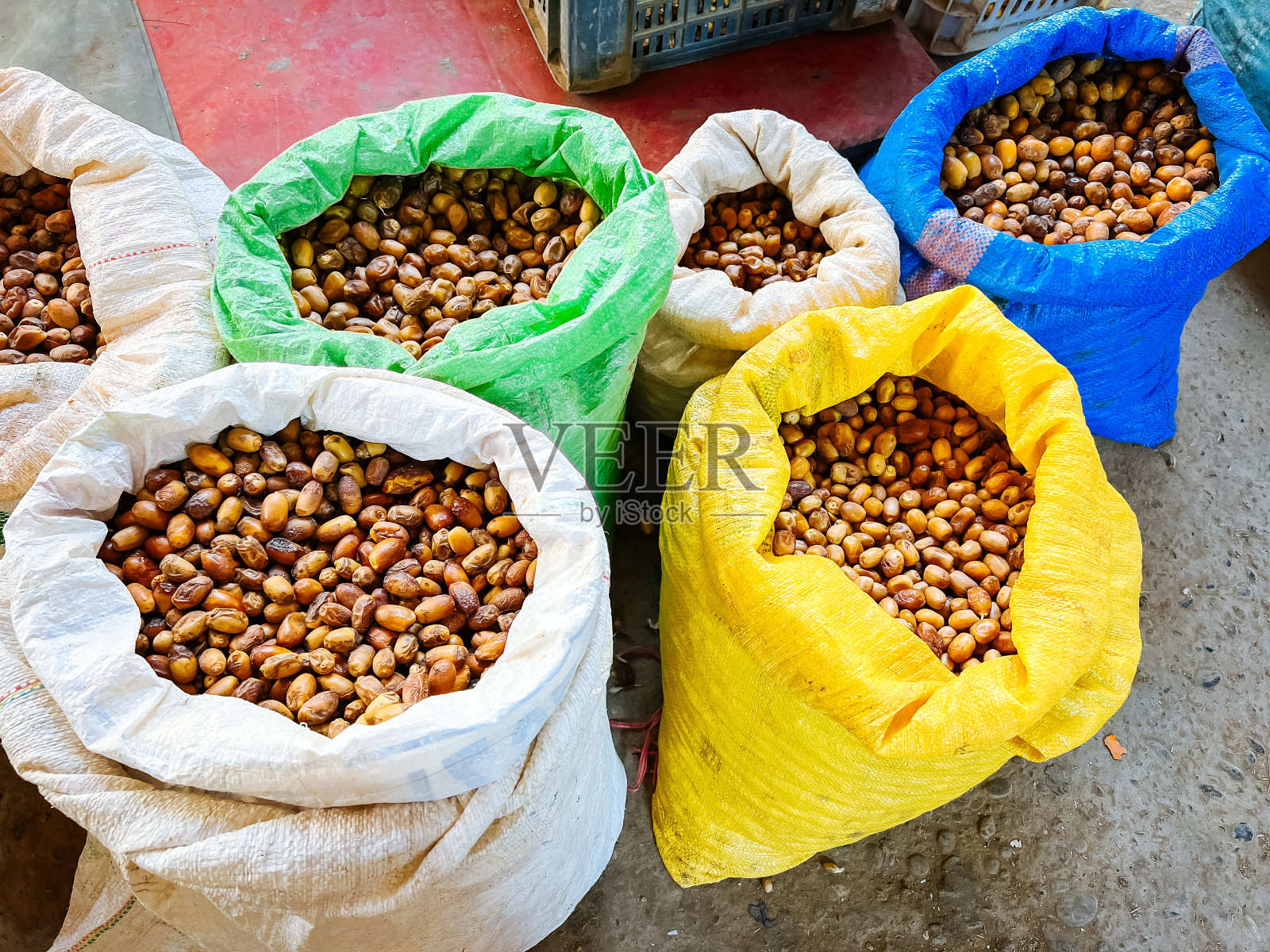 在食品市场上，用塑料盒装着收获的枣子照片摄影图片