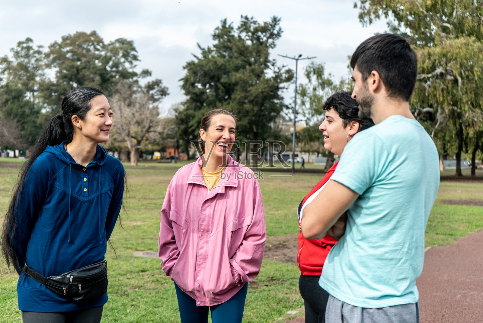 中年朋友在公园聊天照片摄影图片