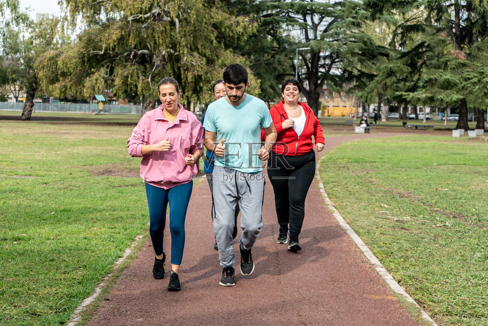 一群中年朋友在公园跑步照片摄影图片