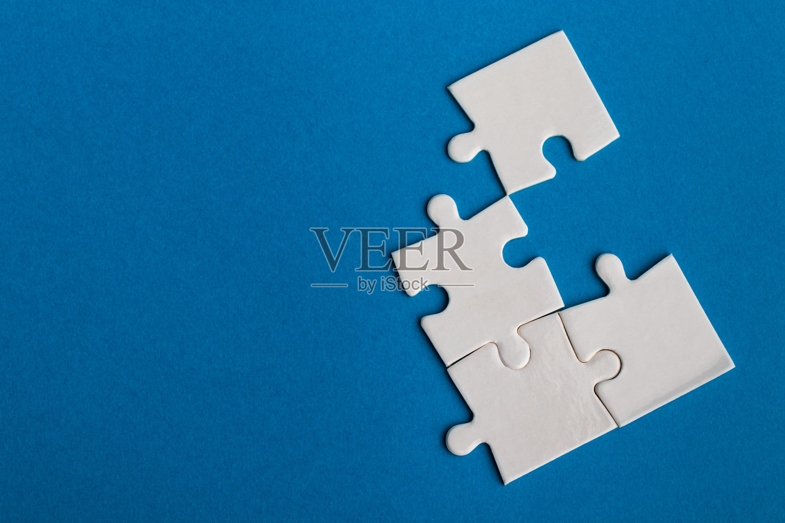 蓝色背景上的拼图。照片摄影图片