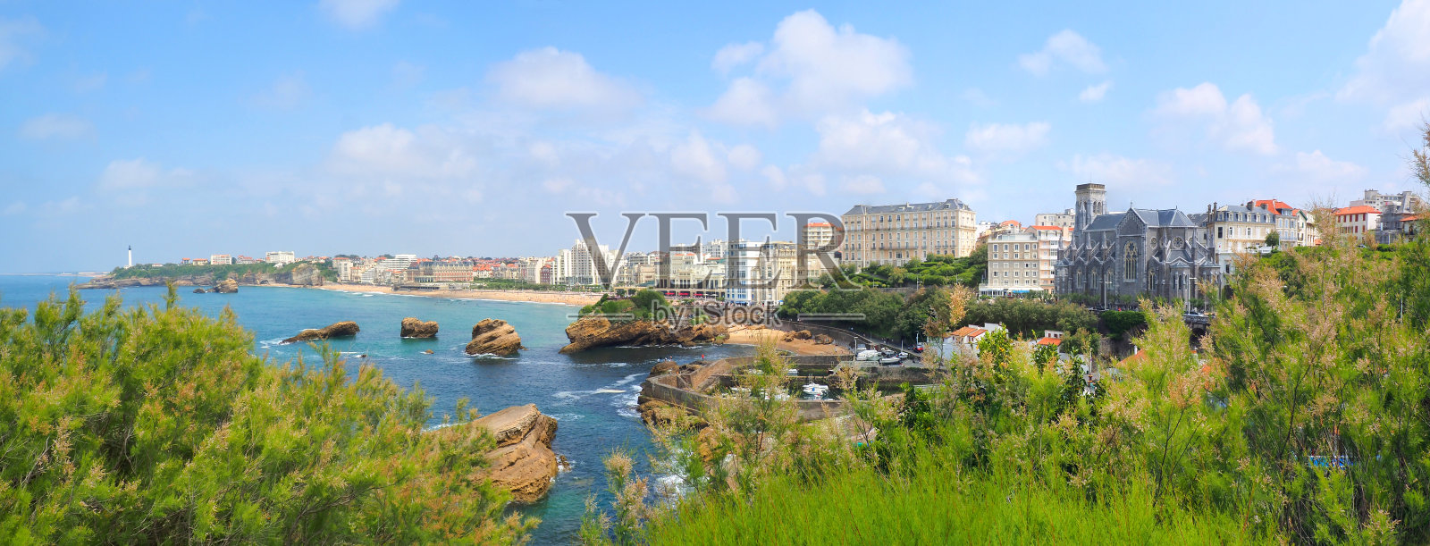 从Atalaye高原的钟楼俯瞰比亚里茨全景，前景是由圣尤金尼教堂主导的渔民港口，然后是由灯塔保护的大海滩照片摄影图片