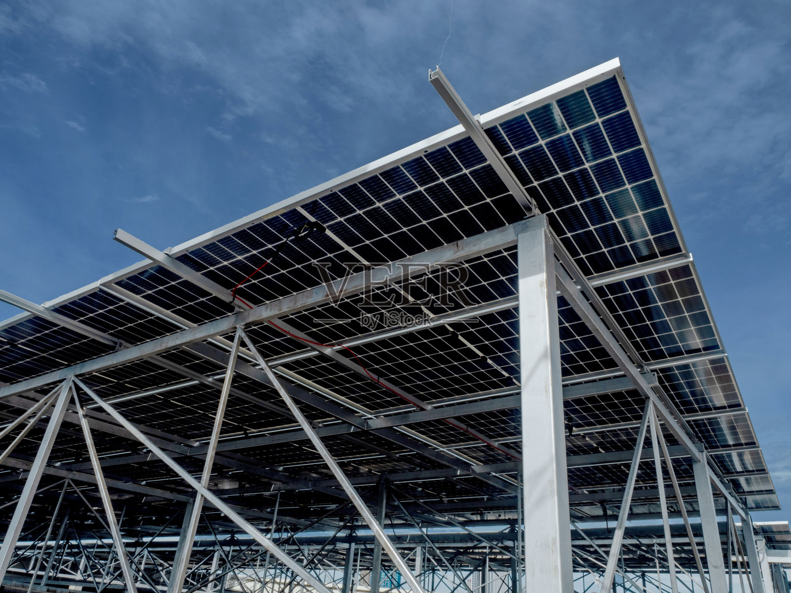 太阳能电池板停车场制造工厂屋顶蓝天多云复制空间创新维修设施未来建筑站产业结构发电机清洁绿色环境生态照片摄影图片