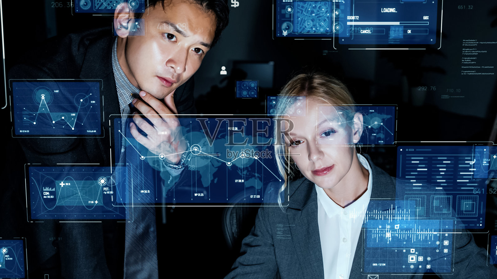 一群人在观看全息屏幕。系统工程。GUI(图形用户界面)。照片摄影图片