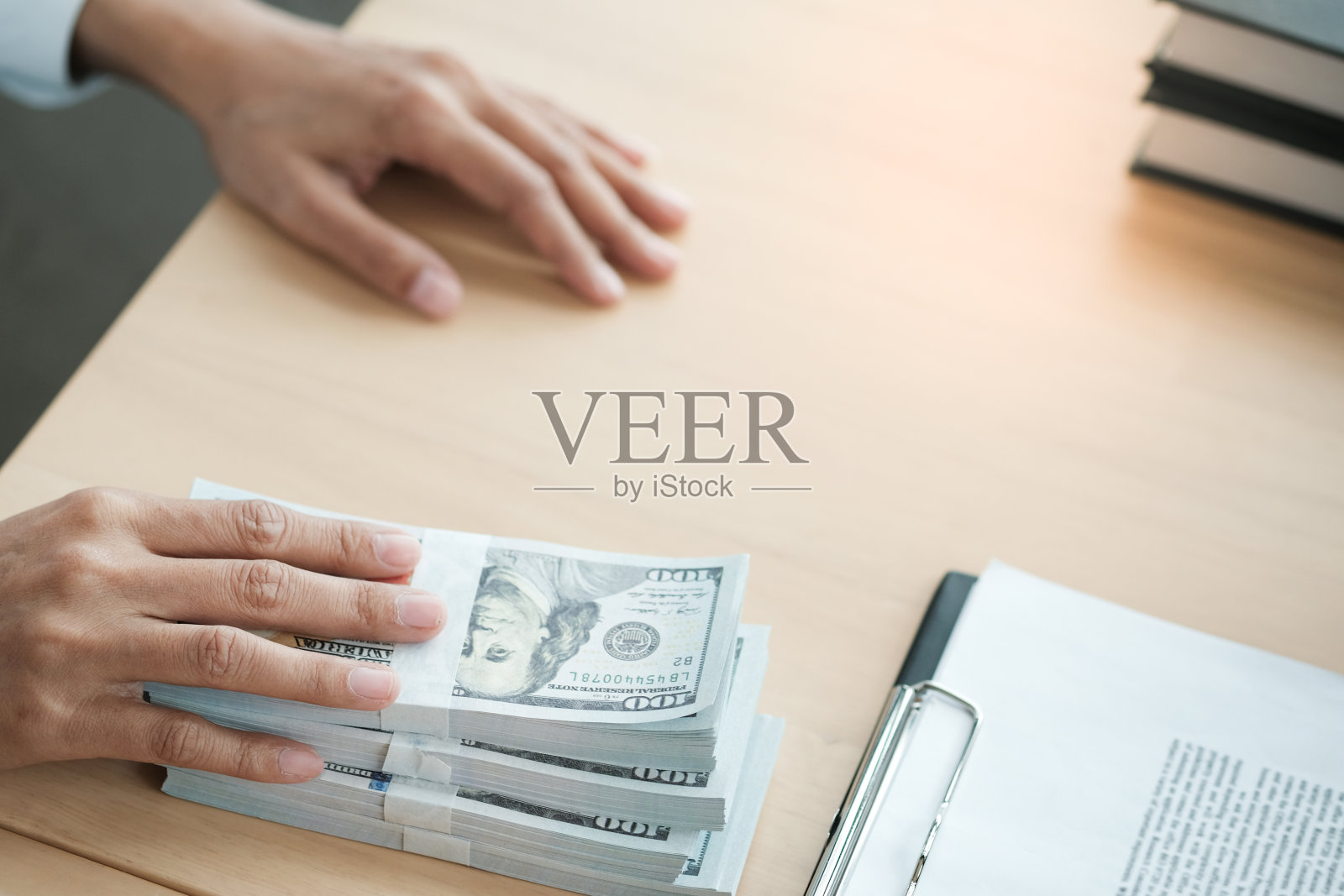 律师拍卖投标槌与法官照片摄影图片