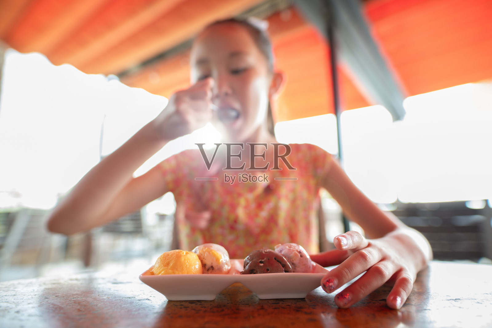 吃冰淇淋的女孩照片摄影图片