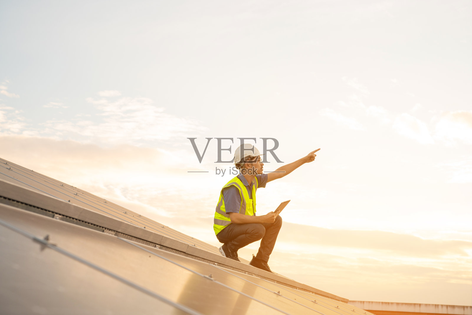 负责太阳能电站检查和维护的工程团队。照片摄影图片