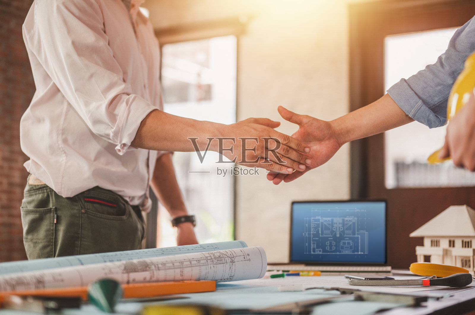 工程师们手牵着手开会，头脑风暴，准备蓝图架构项目建设者照片摄影图片