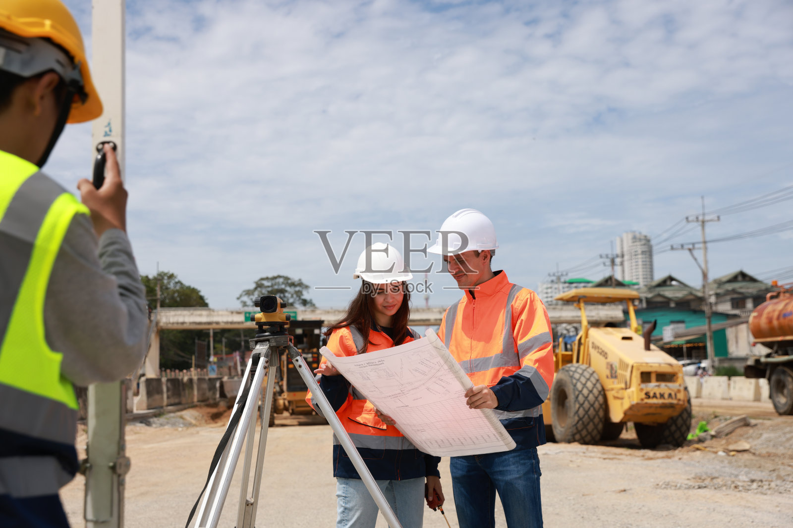 建筑工程师在工业建筑工地与建筑师交谈照片摄影图片
