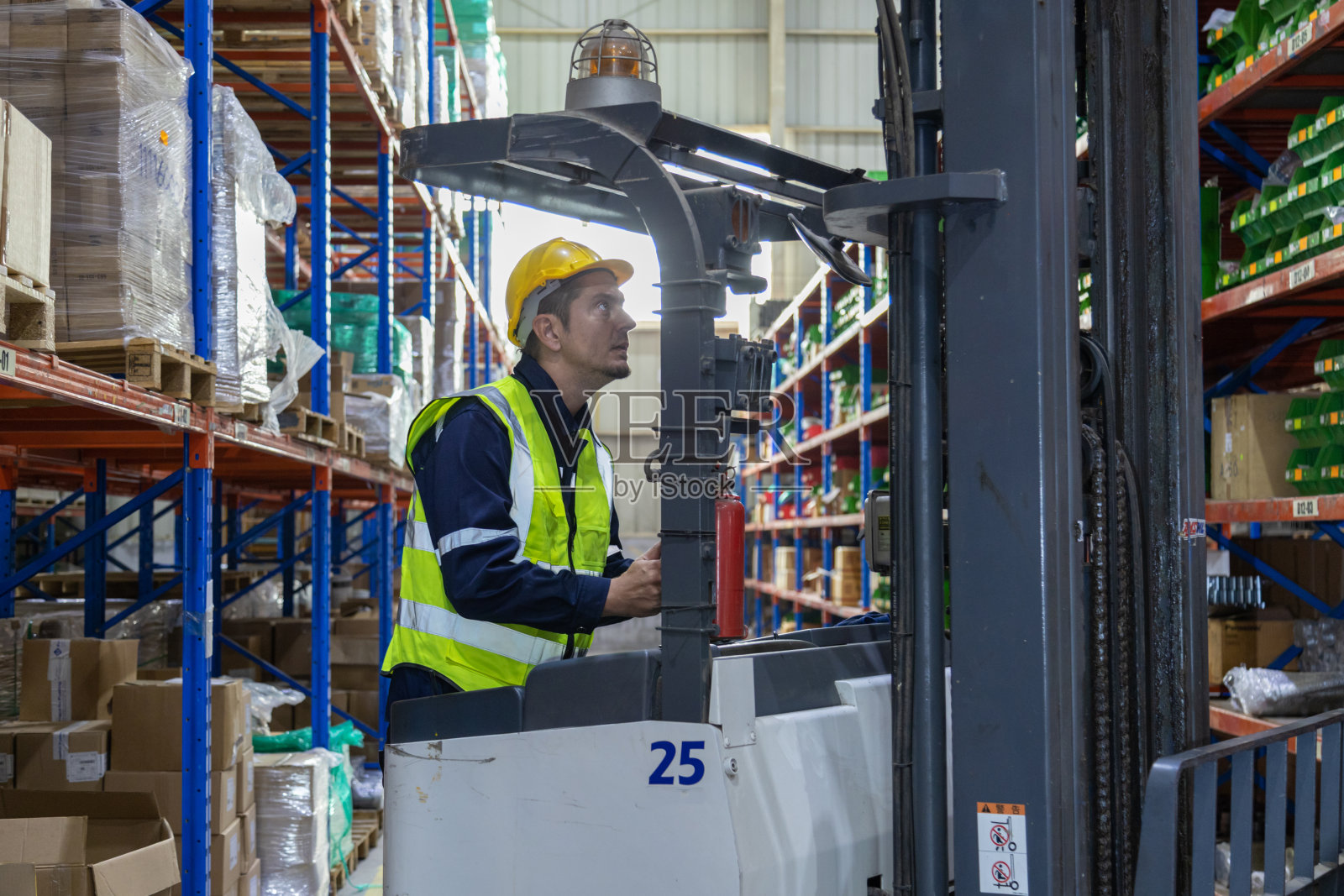 店员检查产品、仓库、工业和物流供应链。照片摄影图片