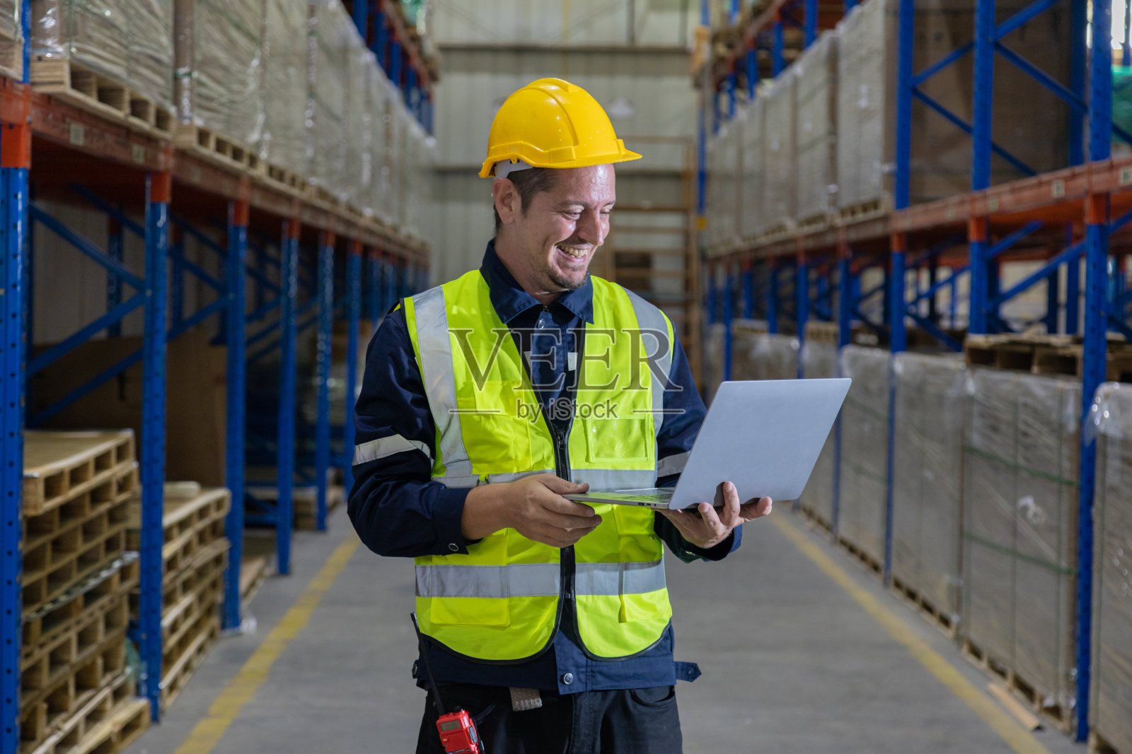 店员检查产品、仓库、工业和物流供应链。照片摄影图片