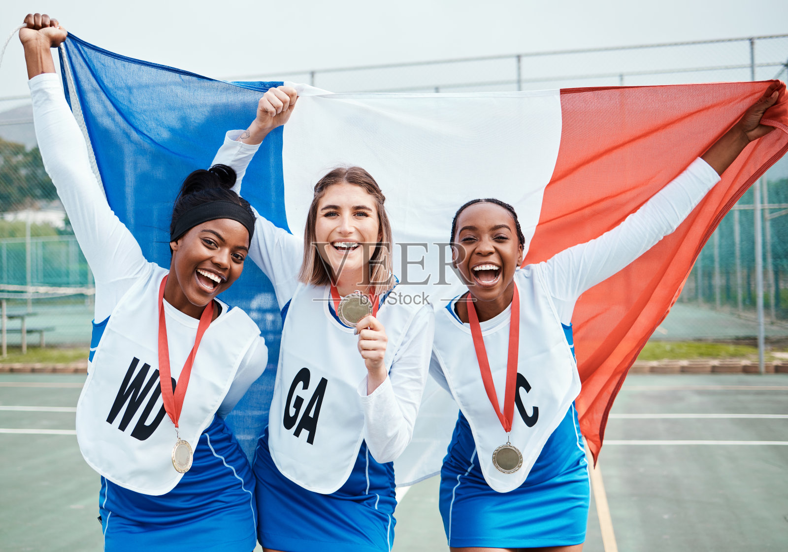 无板篮球获胜肖像，旗帜和运动队庆祝，兴奋或庆祝获奖者，比赛胜利或比赛。法国队小组赛的成功，团队合作的成就或运动员为获得奖牌而高兴照片摄影图片