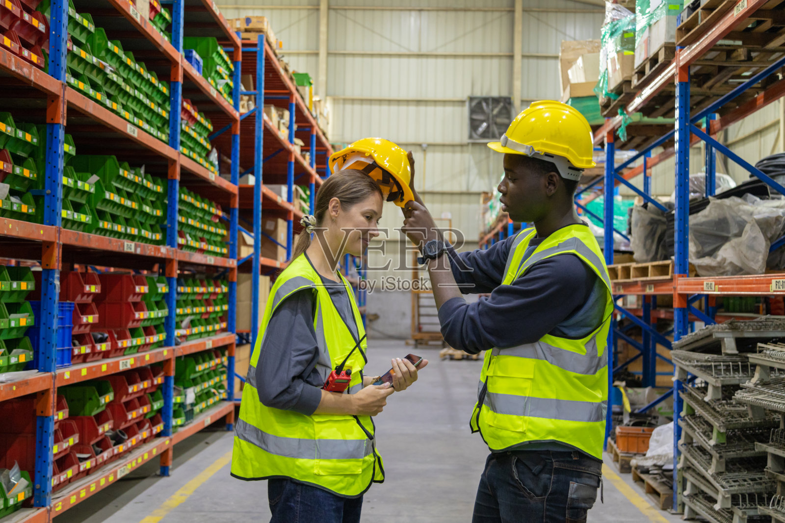 店员检查产品、仓库、工业和物流供应链。照片摄影图片