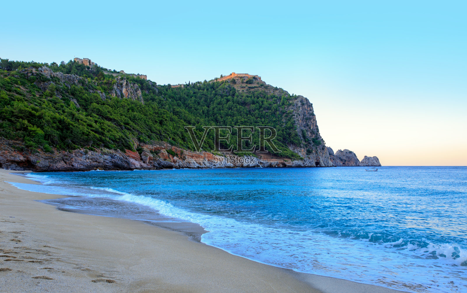 土耳其安塔利亚，克利奥帕特拉海滩与阿拉尼亚半岛的海和岩石照片摄影图片