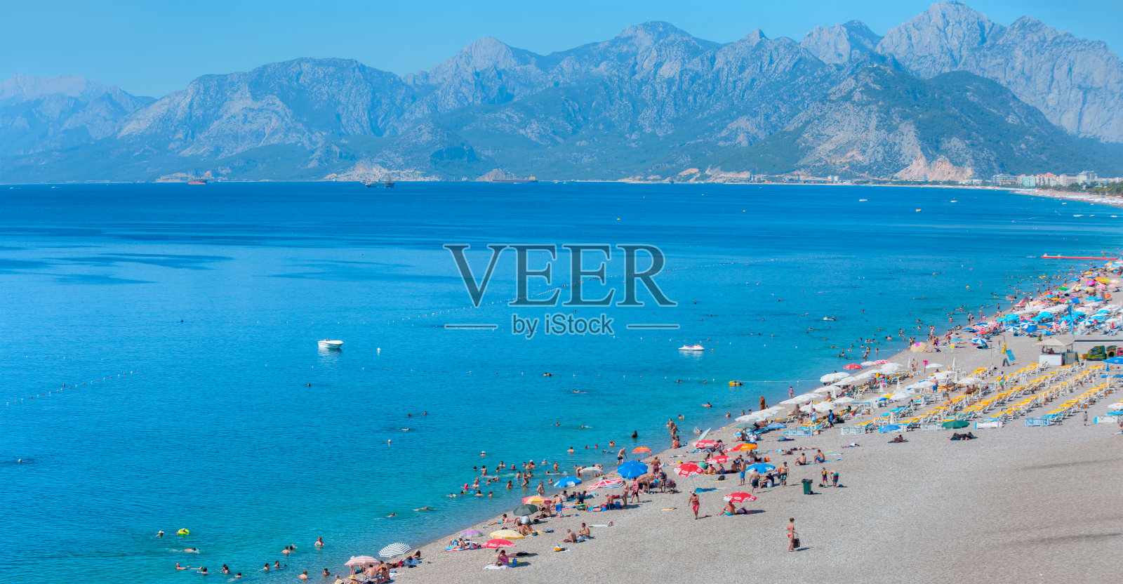 鸟瞰土耳其安塔利亚美丽的蓝色海湾和长长的科尼亚阿尔蒂海滩。照片摄影图片