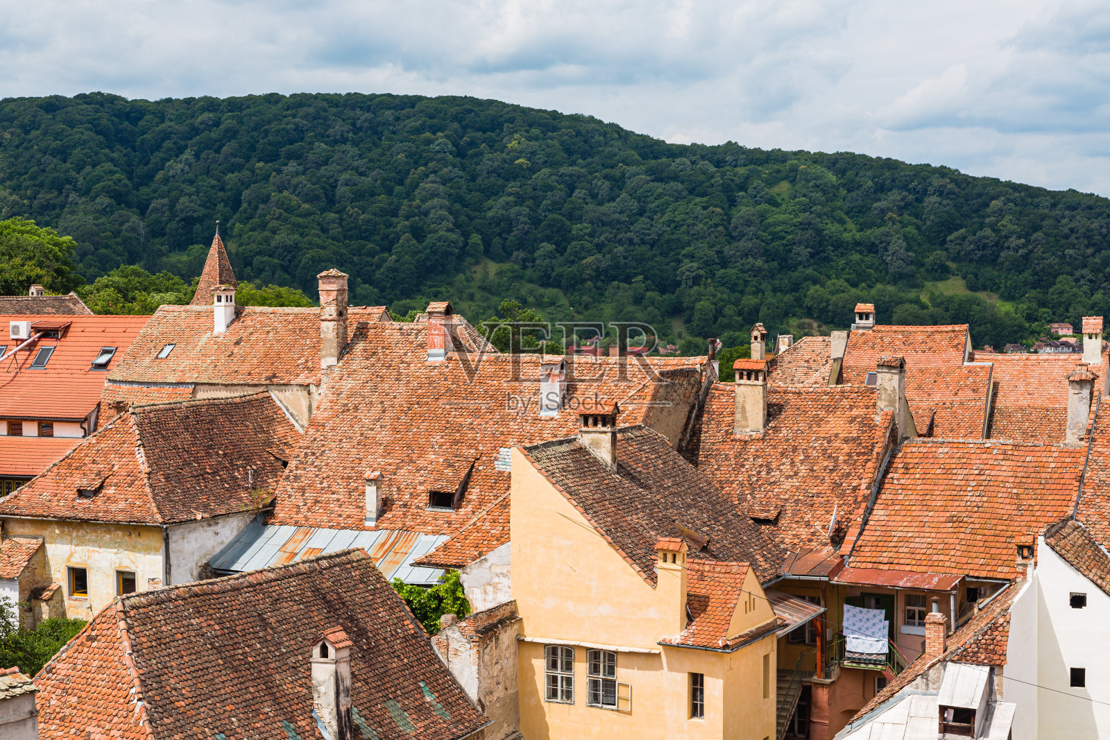位于罗马尼亚特兰西瓦尼亚地区Sighișoara历史街区的钟楼观景台上的城市景观照片摄影图片