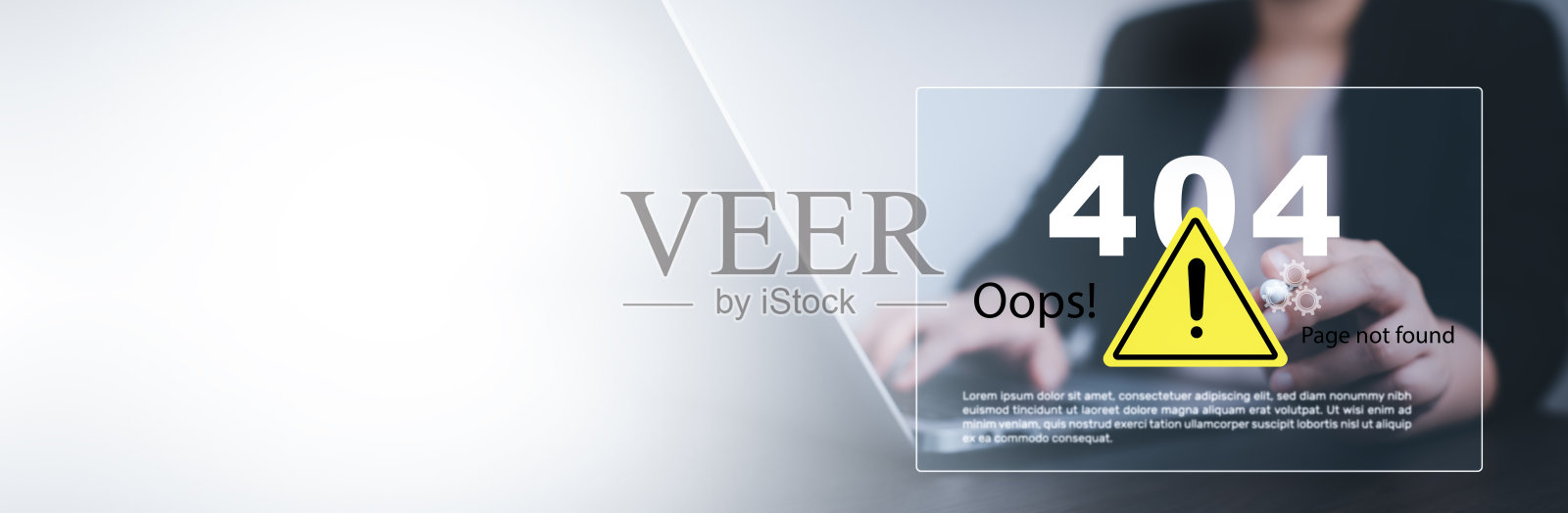 通知错误404和维护带有三角形警告标志的通知错误，程序员使用带有三角形警告标志的笔记本电脑，黑客攻击网络犯罪，网络安全照片摄影图片