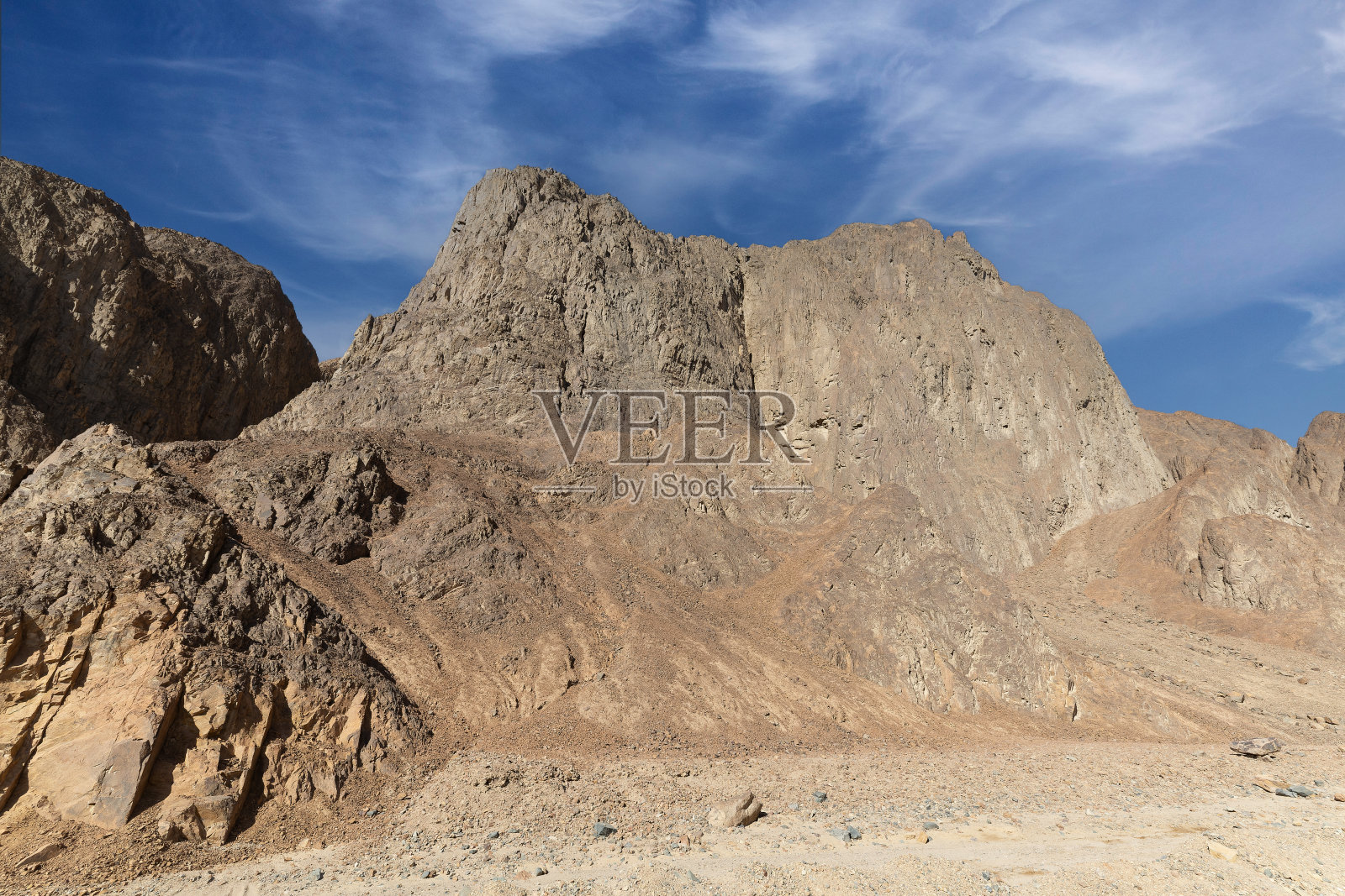 蓝天下的沙漠和群山照片摄影图片