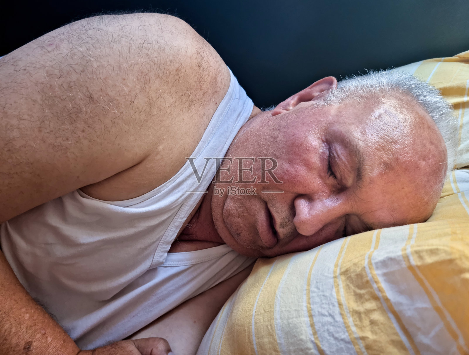 老人在床上睡觉照片摄影图片