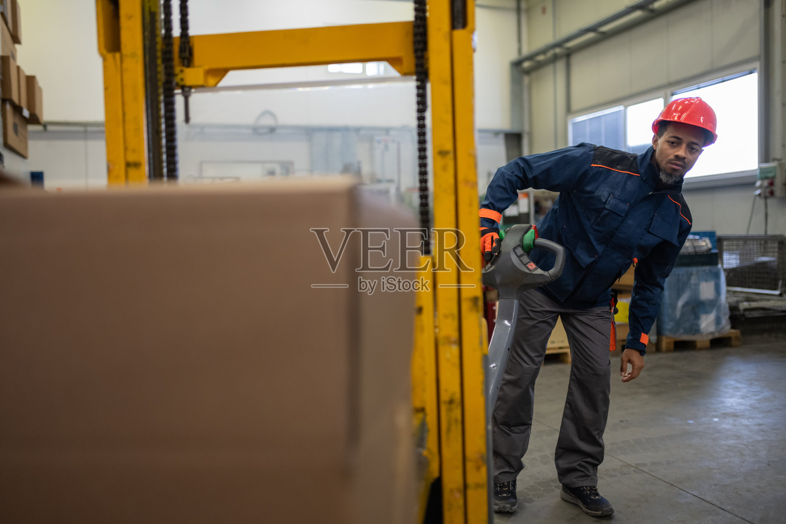 生产和仓库的叉车操作员照片摄影图片