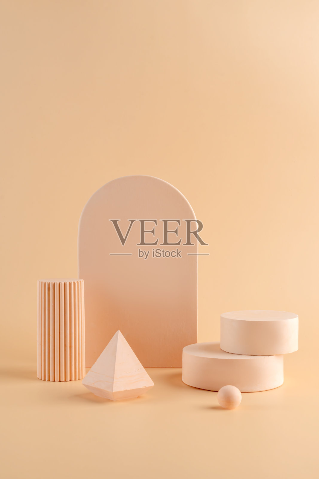 一组不同的几何形状的空基座在柔和的背景。化妆品，包装，产品展示的模型。混凝土平台为您的设计照片摄影图片