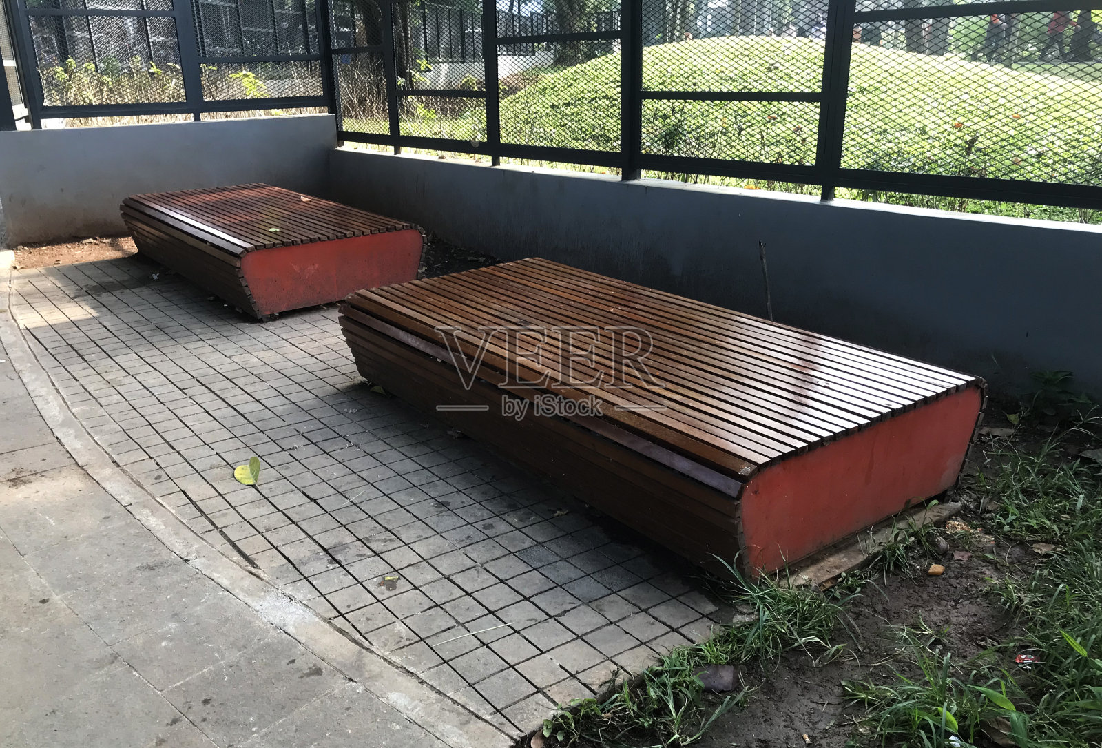 一对空的公园长椅的肖像照片摄影图片