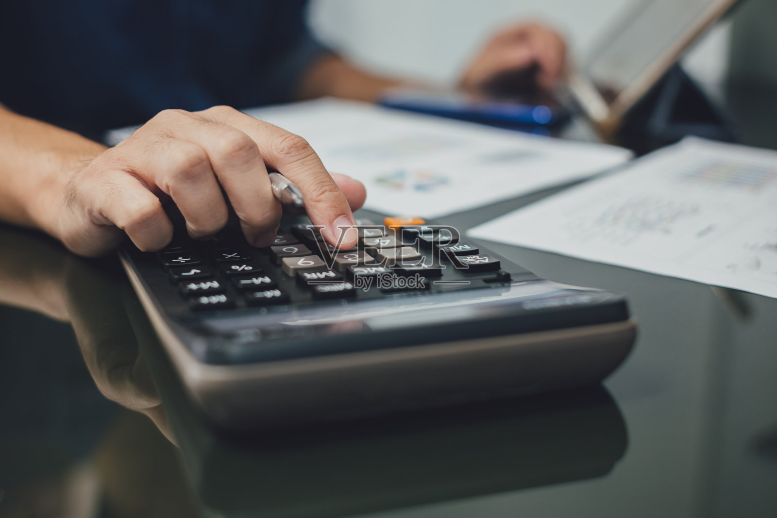 商人在办公室用计算器和财务数据分析业务结果和税务管理。财务会计与经济概念。照片摄影图片