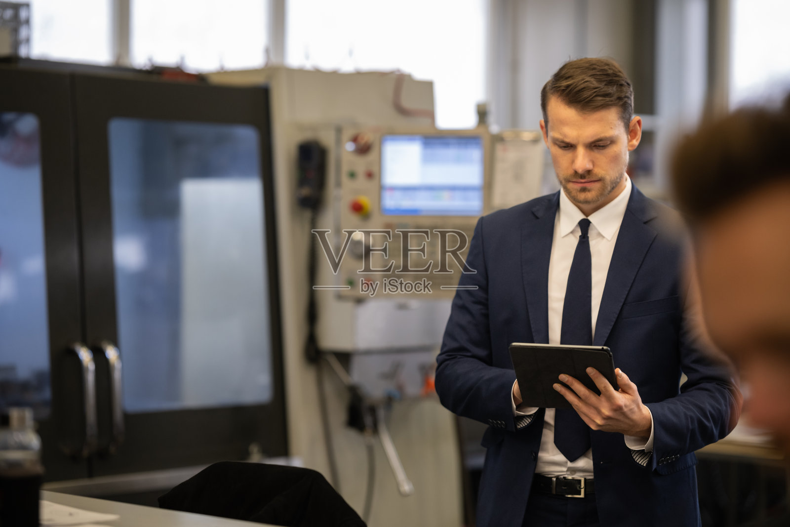 工程师检查金属产品生产的精度照片摄影图片