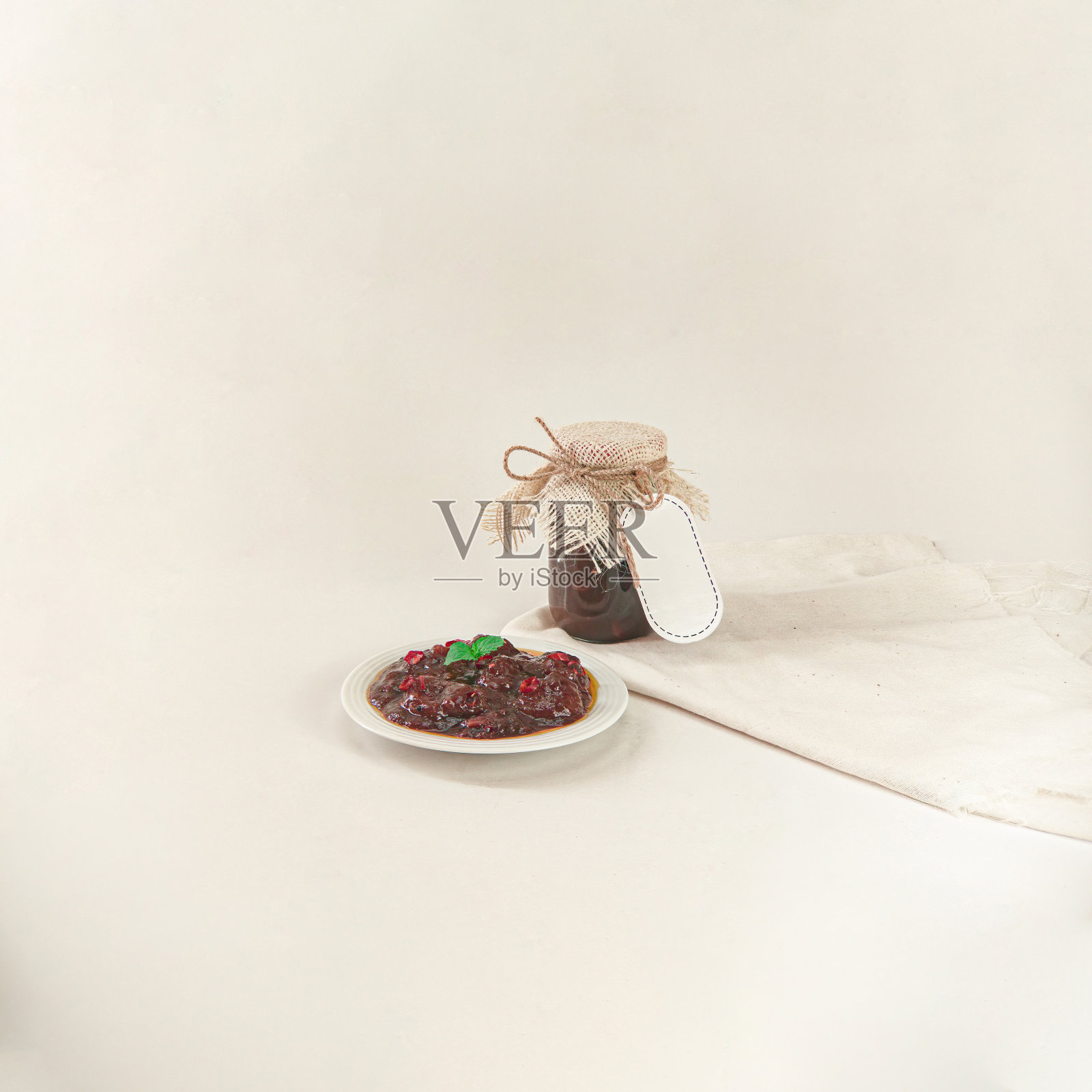 美味的自制有机李子泡菜照片摄影图片