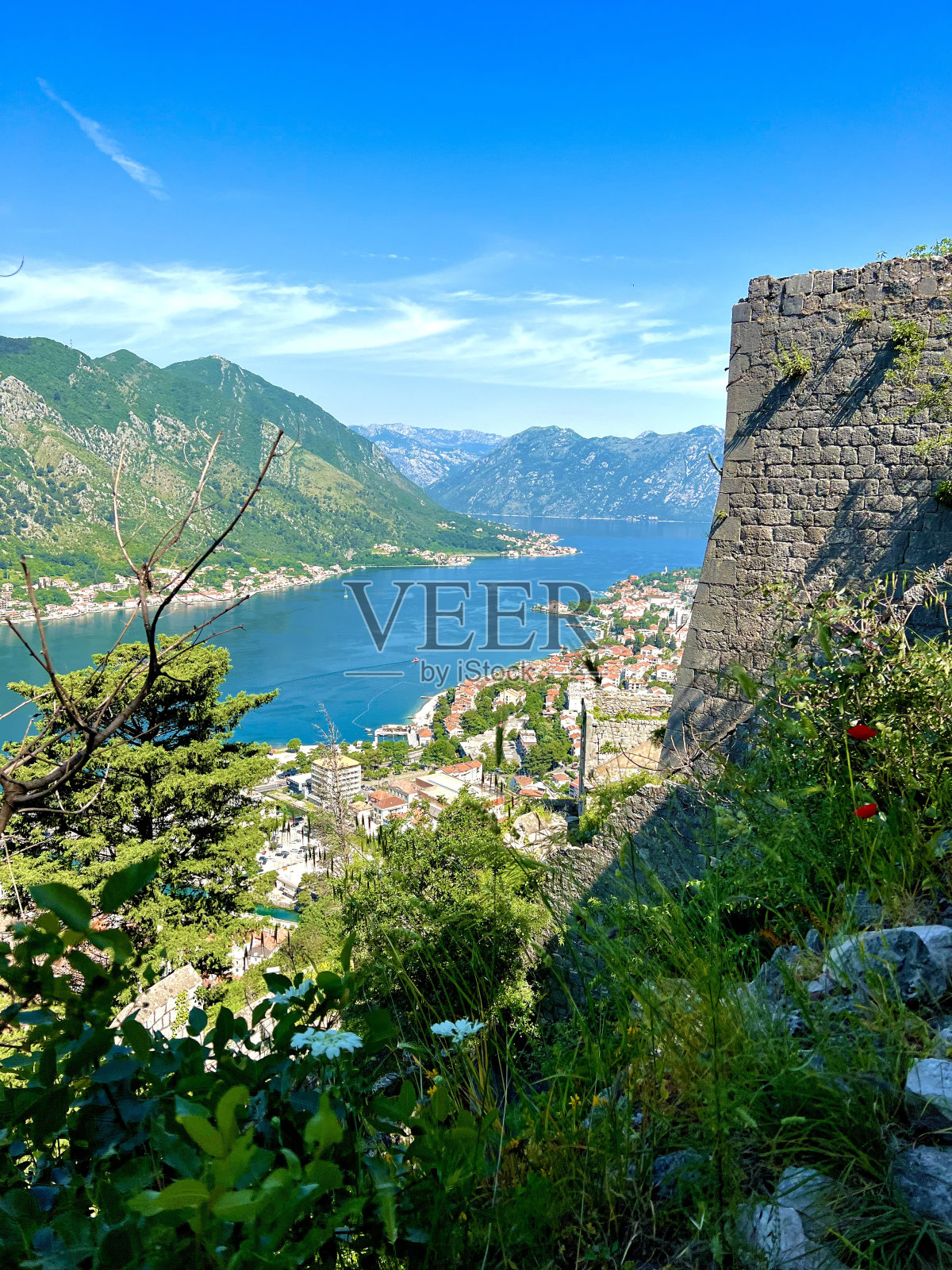 爬上圣乔瓦尼要塞，俯瞰黑山老城和科托尔湾照片摄影图片