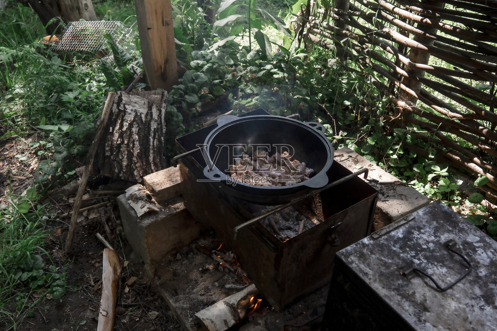 在营火上做饭。暑假。照片摄影图片