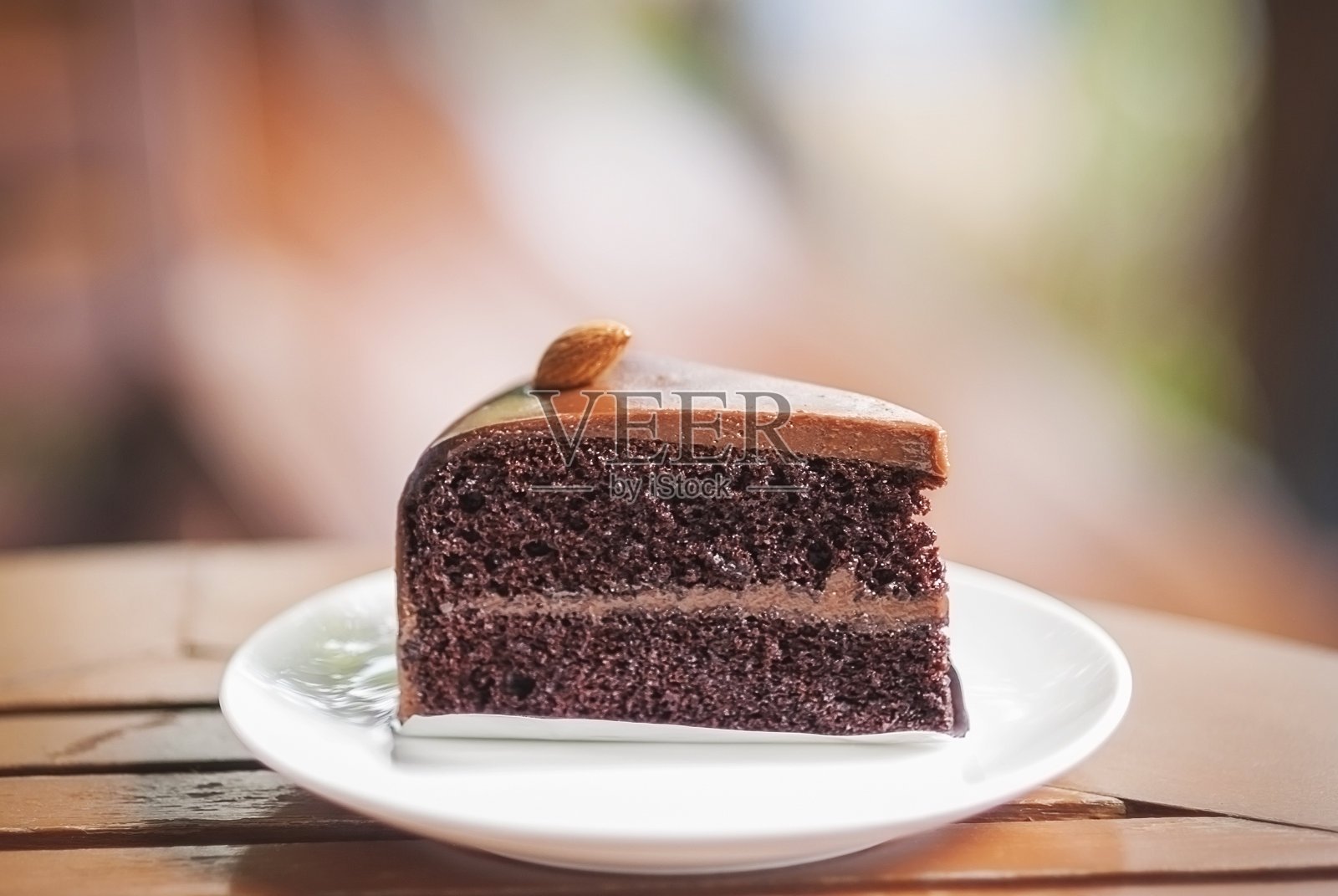 木桌上的一块巧克力蛋糕照片摄影图片
