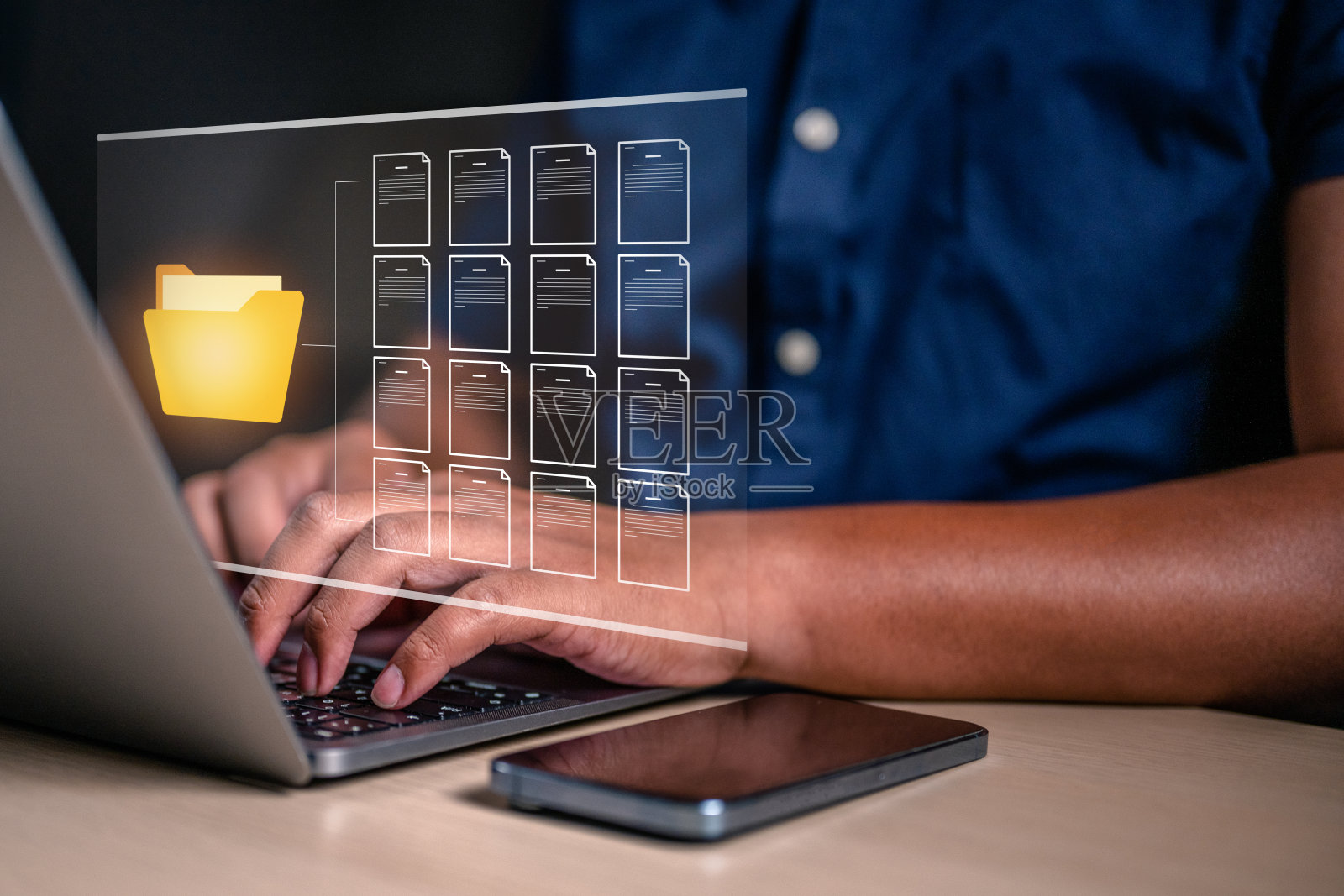 IT人员使用文档管理系统，在线文档数据库和流程自动化来有效地管理文件。照片摄影图片