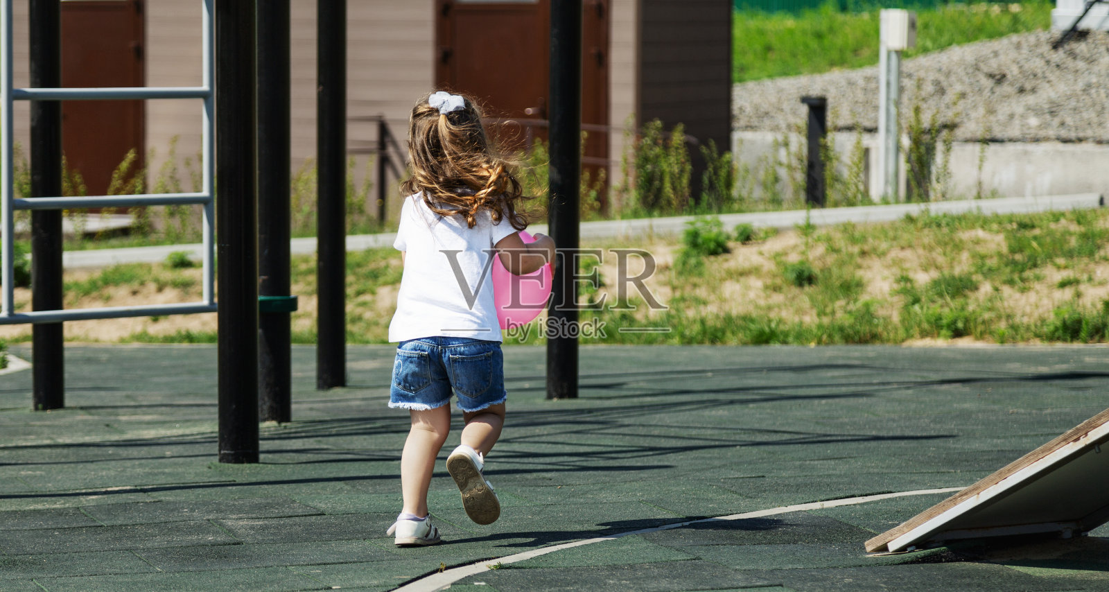 学龄前儿童的积极运动。儿童球类运动。在外面玩球，在公园的操场上散步照片摄影图片