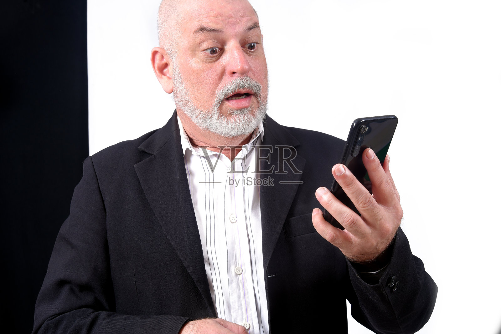 成年男子使用手机通信技术使用S3niorLife照片摄影图片