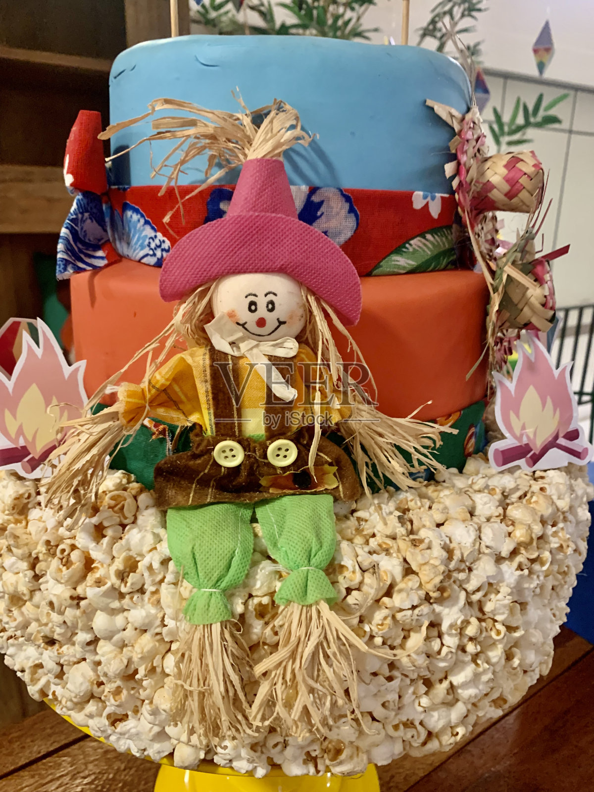 六月派对装饰蛋糕照片摄影图片