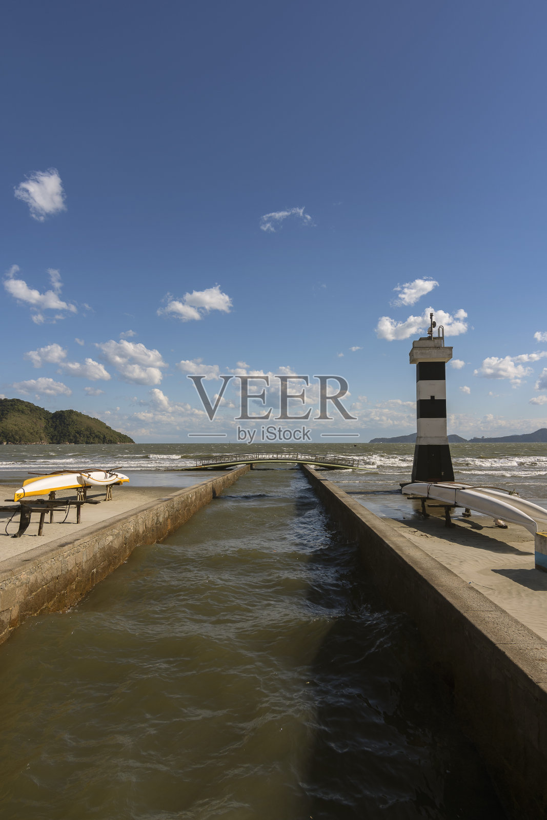 巴西桑托斯市。蓬塔达普拉亚附近海滩上的灯塔和6º水道。照片摄影图片