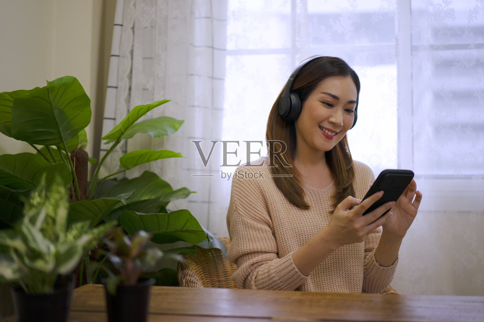 漂亮女人在家有休闲活动。照片摄影图片