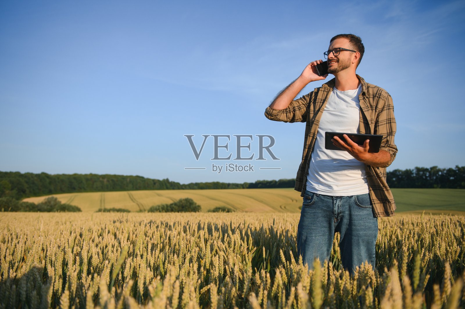 收割小麦的农民照片摄影图片