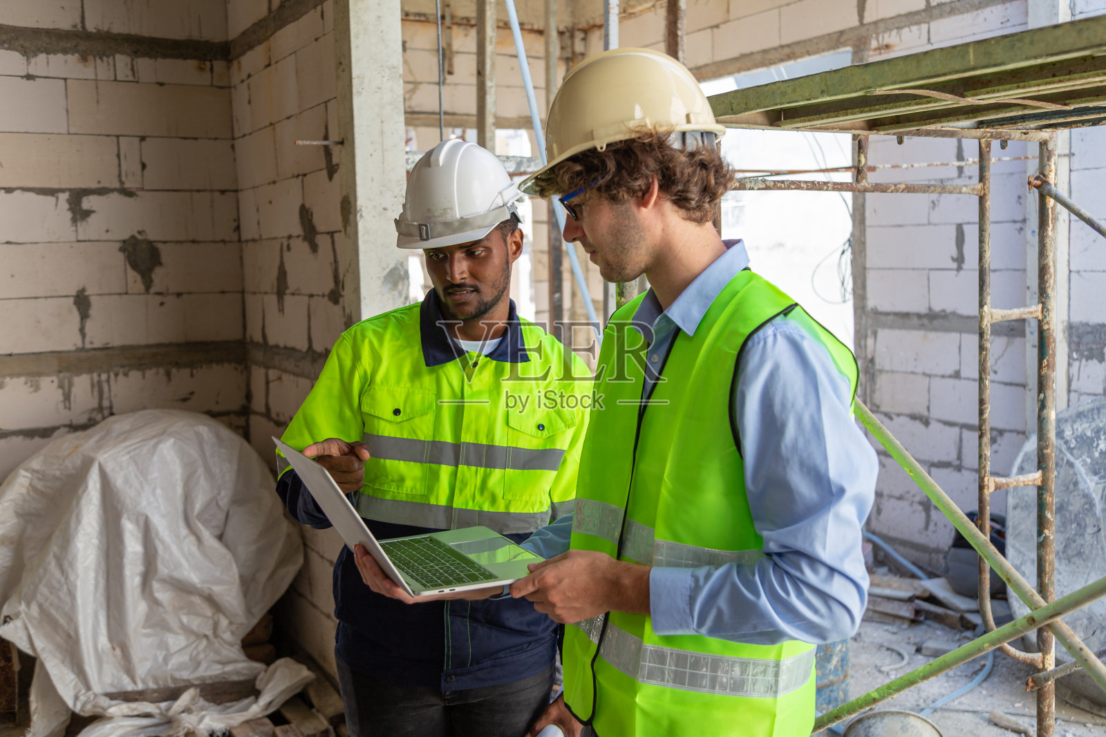 工程师正在检查的工业冷冻水风机盘管机组空调机是大型工业建筑的水冷却塔空冷机组暖通空调系统的控制空气系统照片摄影图片