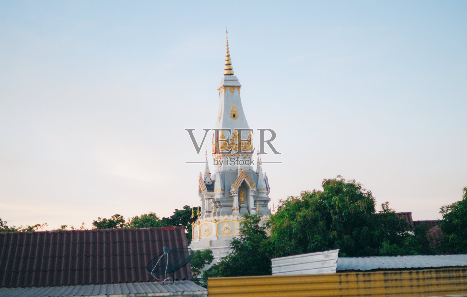 泰国傍晚蓝天白云背景的寺庙中最高的宝塔照片摄影图片
