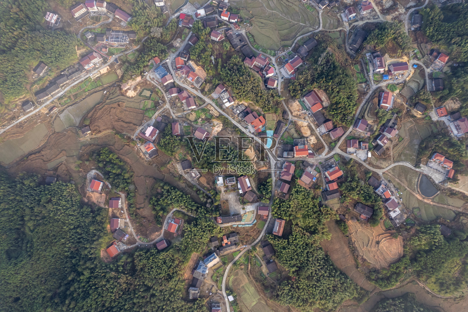 小村庄和田野的鸟瞰图照片摄影图片